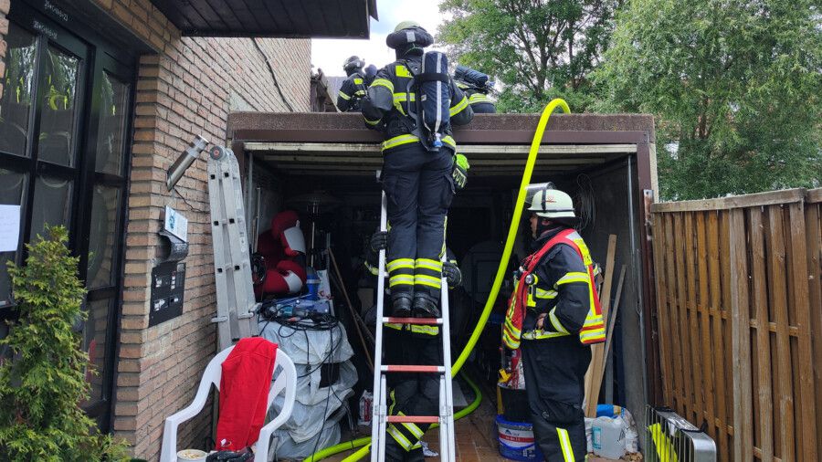 Die Einsatzkräfte der Feuerwehr gingen sowohl von Innen als auch vom Dach der Garage in der Rombergstraße gegen den Brandherd vor. (Foto: Feuerwehr Holzwickede)