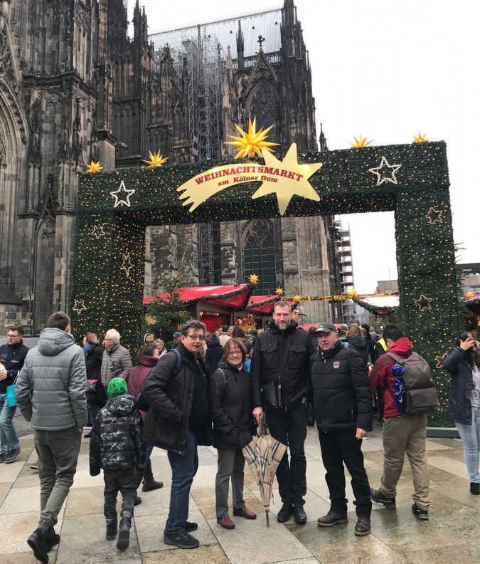 Der Adventsausflug der HSC-Radsportabteilung führt die Teilnehmer nach Köln auf den Weihnachtsmarkt. Das Foto zeigt einen Teil der Gruppe vor dem Dom in Köln. Foto: privat)