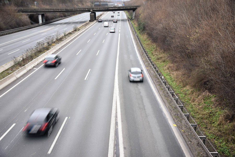 Beim Einfädeln auf der Autobahn sollten die Fahrer auf der Fahrbahn Rücksicht nehmen – auch wenn sie Vorfahrt haben. (Foto: Max Rolke – Kreis Unna )