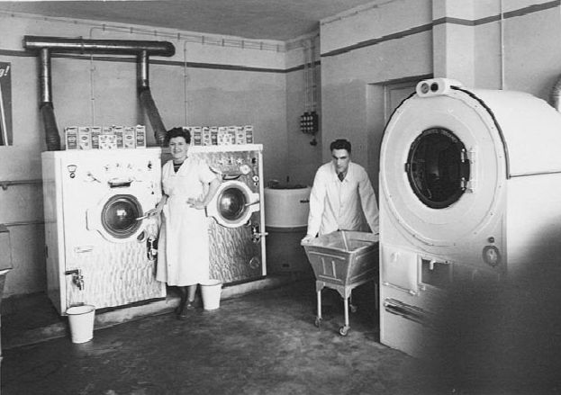 Joseph Joy mit seiner Frau in der ersten Schnellwäscherei Holzwickedes, die beide in den 50er Jahren eröffneten. (Foto: Archiv)