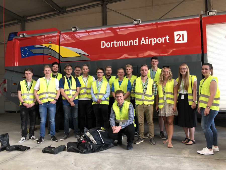 Die Mitglieder der Jungen Union bei ihrem Besuch im Dortmunder Flughafen. (Foto: JU Kreis Unna)