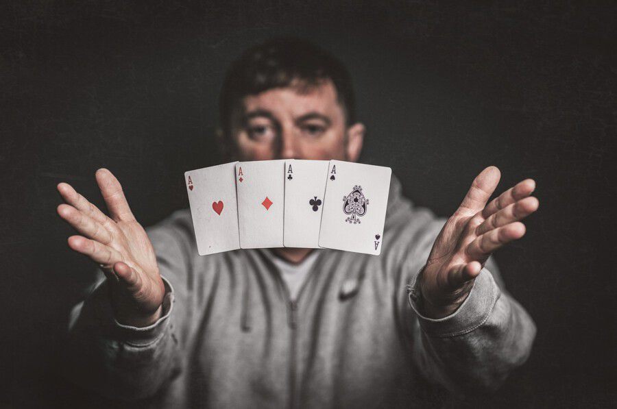Ein Zauberer zeigt einen Kartentrick. (Foto: leemurry01 - Pixabay)