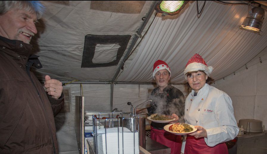 Das DRK Holzwickede bietet an allen drei Tagen deftigen Grünkohl mit Bratkartoffeln und einiges mehr im Zelt auf dem Weihnachtsmarkt an. (Foto: P. Gräber - Emscherblog.de)