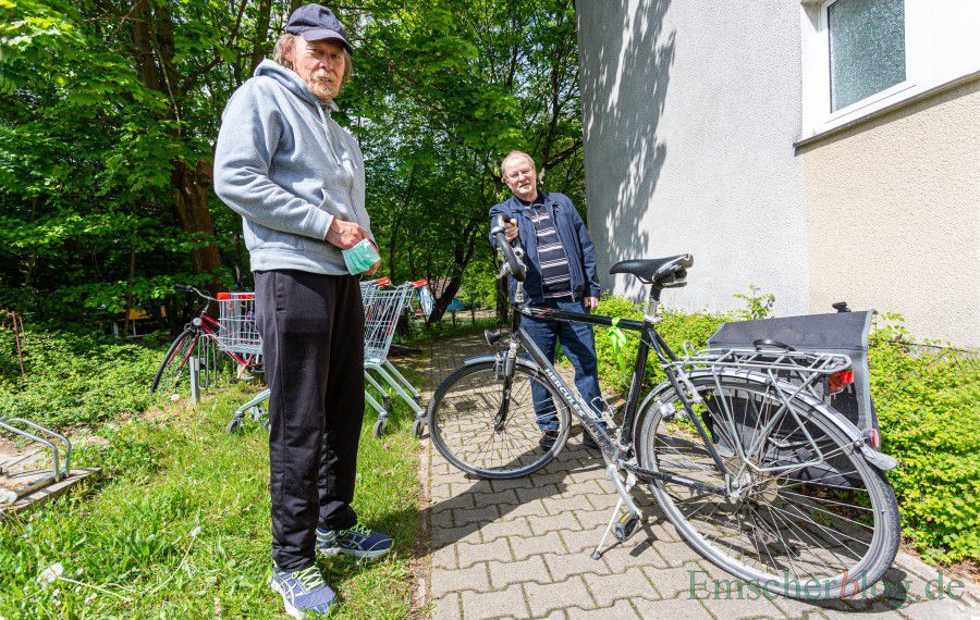 Friedhelm Klemp (l.) und Norbert Griese bitten weiter um Fahrrad-Spenden für bedürftige Menschen in Holzwickede. (Foto: P. Gräber - Emscherblog)