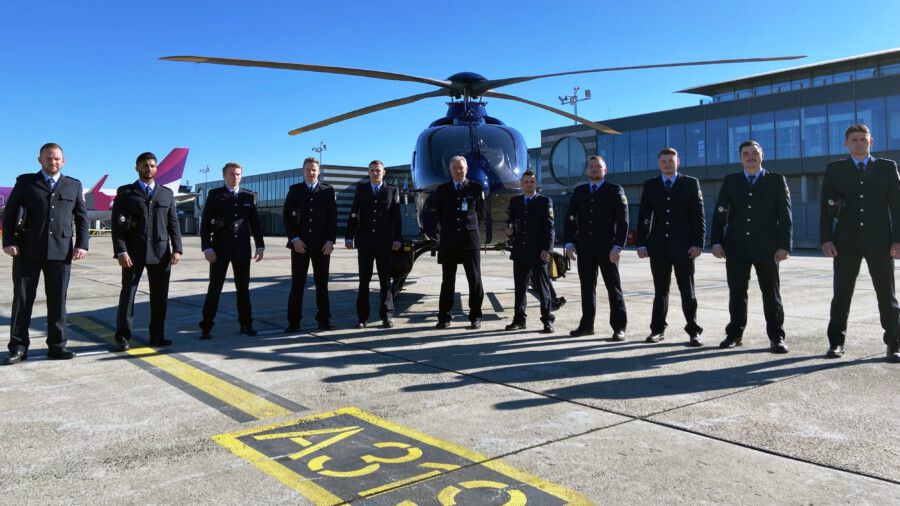Die zehn neuen Kollegen der Bundespolizei und Polizeidirektor Sven Srol (Mitte) am Dortmunder Flughafen. Foto: Bundespolizei