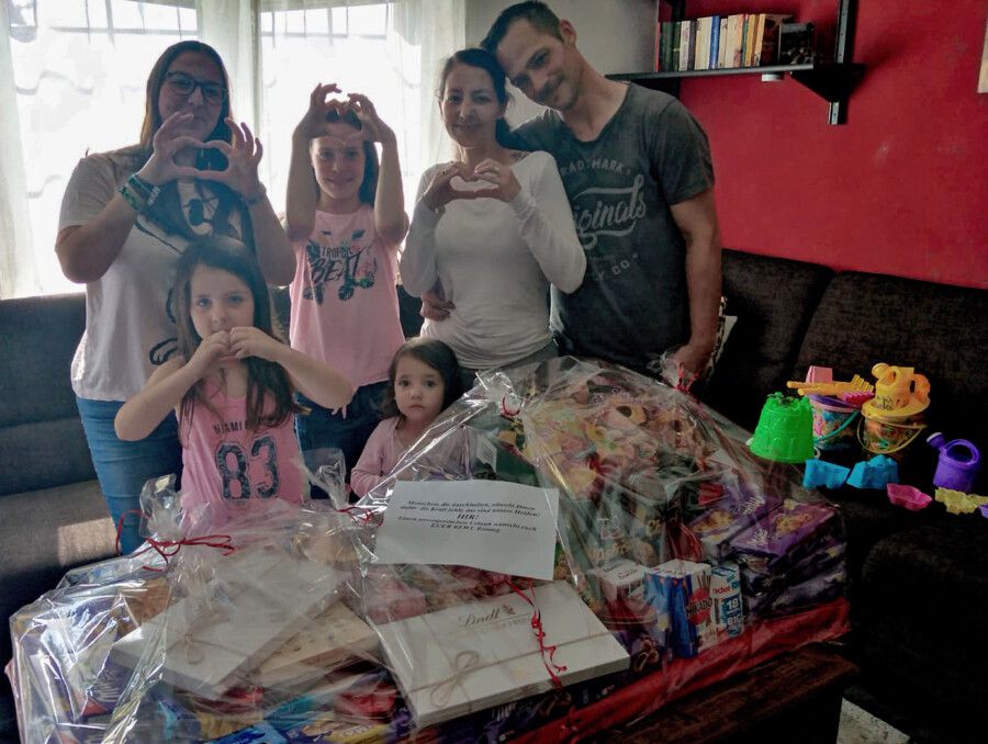 Dankbar für die Hilfe: Cäcilia, Amelie, Isabell, Emma mit ihren Eltern Tanja und Benjamin Raupach. Im Vordergrund der Riesenkorb mit der gespendeten Urlaubsverpflegung. (Foto: F. Brockbals)