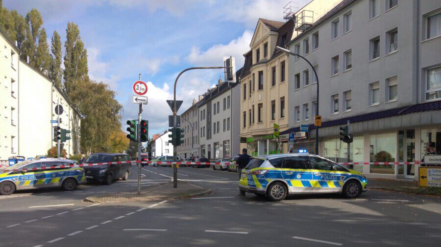 Während der Gefährdungslage sperrte die Polizei die Bahnhofstraße komplett. Gegen 14.10 Uhr erfolgte dann der Zugriff durch das SEK. (Foto: Frank Brockbals)