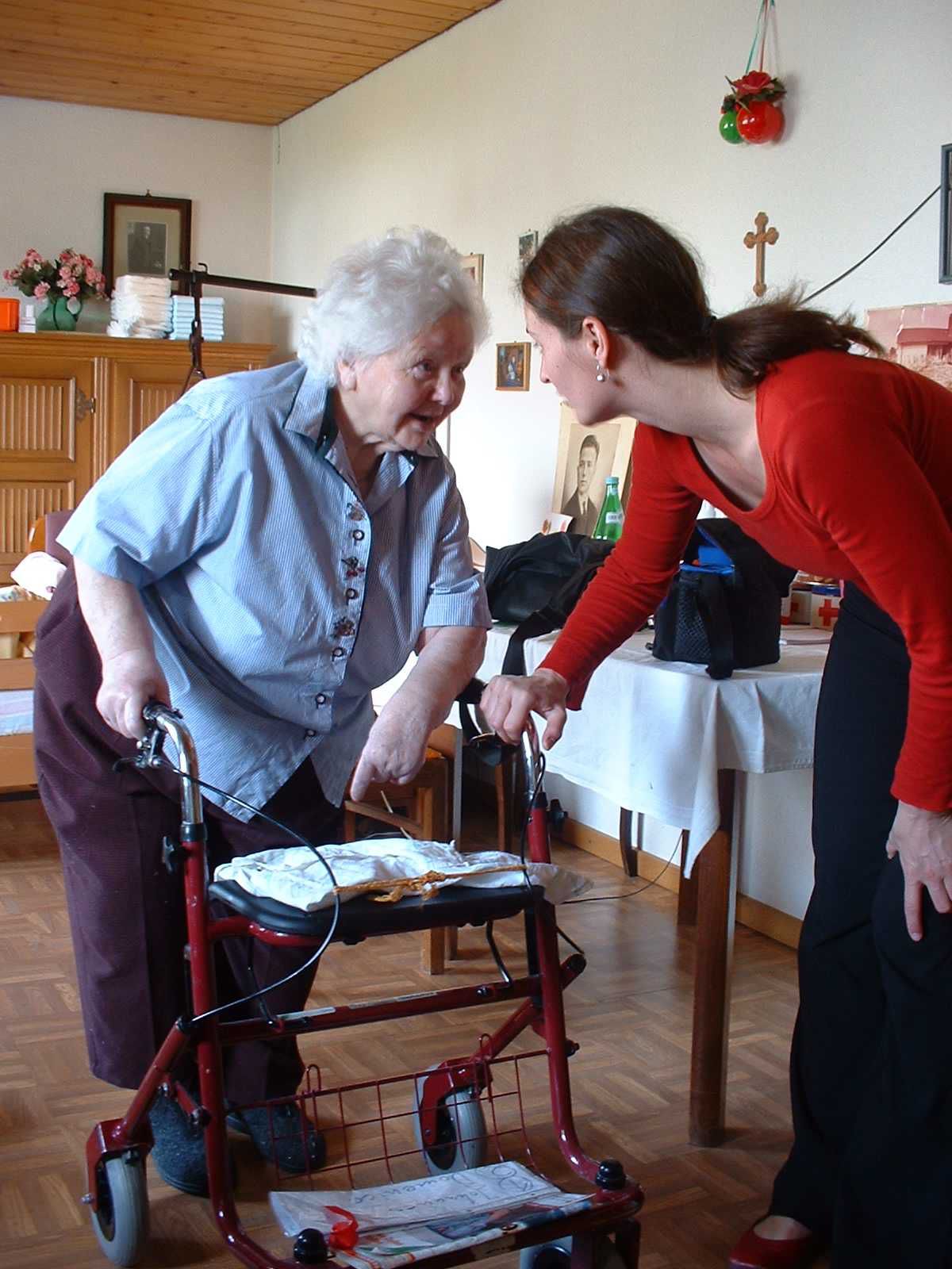 Wohnanpassung und sinnvolle Hilfsmittel ermöglichen es älteren Menschen mit Demenz im gewohnten Wohnumfeld zu verbleiben. Die Ökumenischen Zentrale bietet dazu am 14. Juni eine kostenlose Informationsveranstaltung Seniorentreff an. (Symbolfoto: Pixabay)