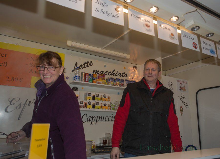 Martina und Udo Ruppensteion, wie sie ihre Kunden azuf dem Holzwickeder Wochenmarkt kennen: Ihren Waffelstand wollen die beiden jetzt verkaufen. (Foto: P. Gräber - Emscherblog.de)