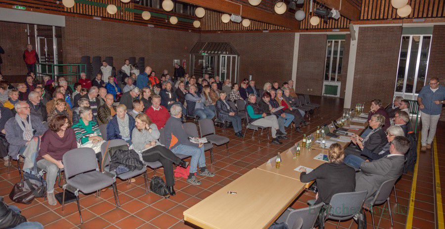 Die Gemeinde und die Vertreter der Projektentwickler WILMA informierten am Donnerstagabend im Forum über die Planung für den Wohnpark Emscherquelle: Das Interesse war groß. (Foto: P. Gräber - Emscherblog.de)