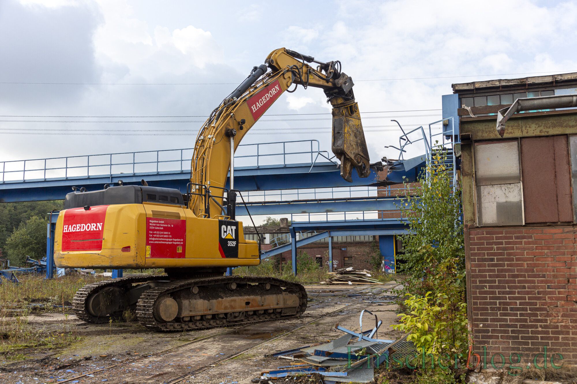 Ein Abrissbagger zerlegt die Aufbauten auf dem ehemaligen Betriebsgelände der Firma Künstler. (Foto: P. Gräber - Emscherblog)