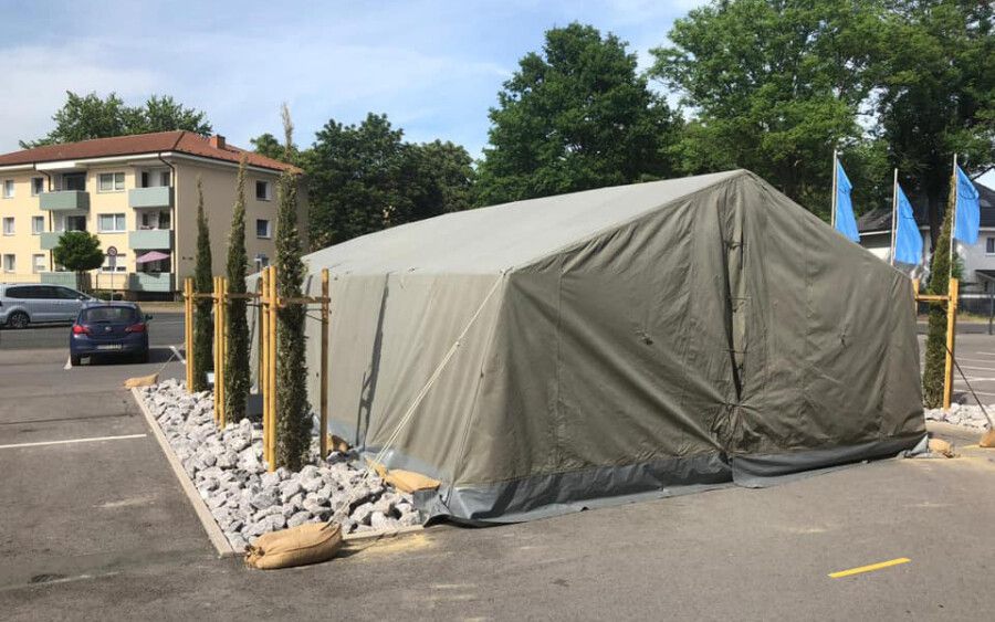 Das Foto zeigt das gestohlene DRK-Zelt vor dem Ausländeramt in Unna nach dem Aufbau im vergangenen Monat. (Foto: DRK Holzwickede)