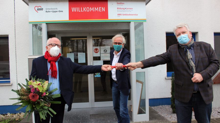 Hartmut Ganzke (re.) übergibt symbolisch den Staffelstab an Wolfram Kuschke (li.) als neuem Vorsitzenden der AWO Ruhr-Lippe-Ems; Geschäftsführer Rainer Goepfert gratuliert. (Foto: AWO Ruhr-Lippe-Ems/Stefan Kuster)