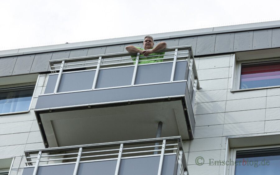 Nur zu gerne würde er eine PV-Anlage (Balkonkraftwerk) auf seinem Balkon installieren, um seine Energiekosten zu senken: Frank Ertelt auf dem Balkon seiner Wohnung im Haus Im Bruch 25. (Foto: P. Gräber - Emscherblog)