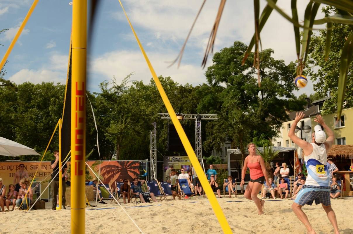 In der kommenden Woche verwandelt sich der Marktplatz in Holzwickede in einen Karibik.Strand: Die Veranstalter laden zum Beachvolleyball-Turnier für jedermann ein. (Foto: Beach Projekt GmbH)
