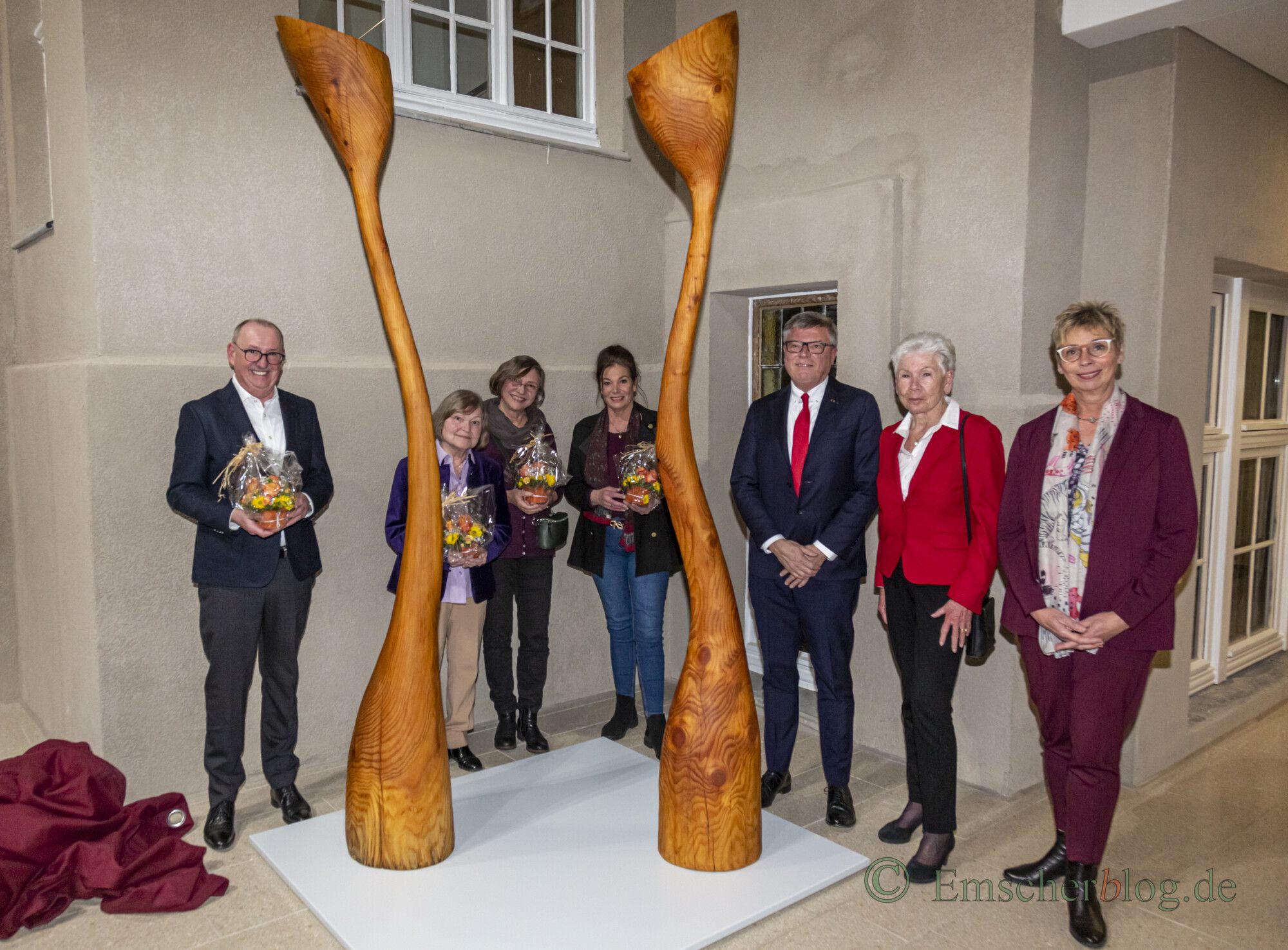 Im Rahmen des Stifterforums überreichte die Stiftung "Gutes Tun" der Gemeinde das Kunstwerk "Holzblüterpaar" des Künstlers Gordon Brown als Dauerleihgabe für das neue Rat- und Bürgerhaus. (Foto: P. Gräber - Emscherblog)