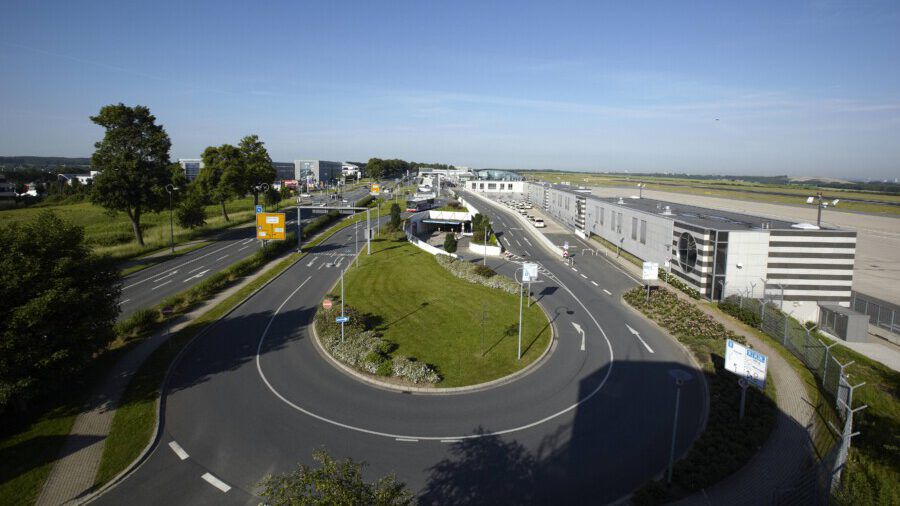 Blick vom Tower auf das Terminalgebäude und die Vorfahrt. (Foto: : Dortmund Airport / Frank Peterschröder)