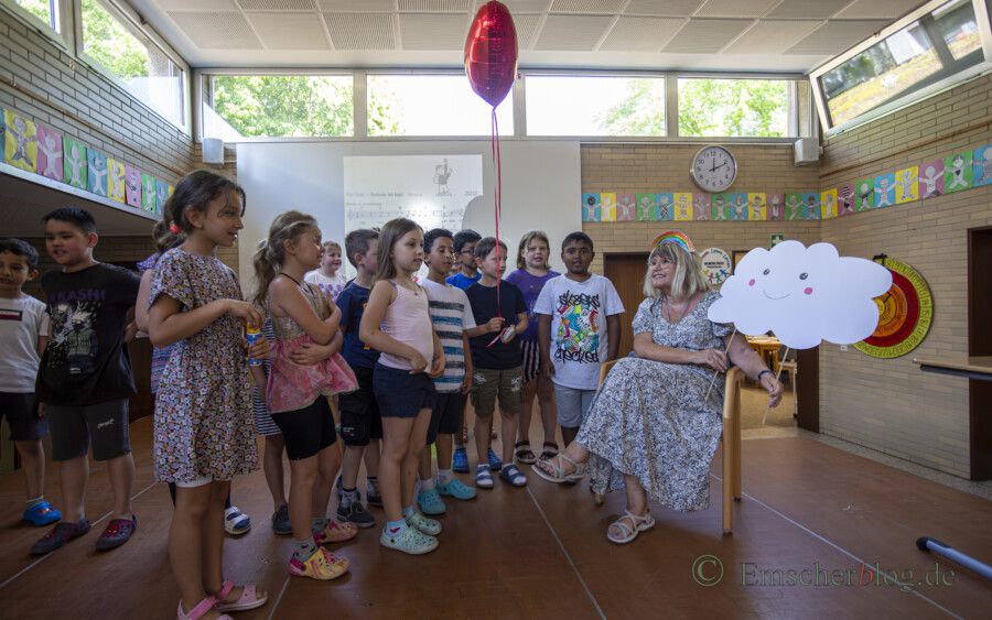 Die Kinder der Klasse 2a brachten der langjährigen Reinigungskraft Elke Bülow (70 J.) zum Abschied ein Ständchen. (Foto: P. Gräber - Emscherblog)