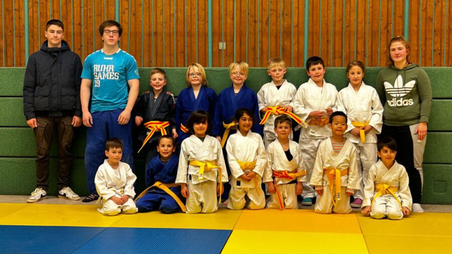 Auch in den kommenden Sommerferien bietet der JCH wieder Judo- und Jiu Jitsu-Schnuppertraining als kostenlosen Ferienspaß an: Das Foto zeigt einige Kinder aus der Nachwuchsabteilung des Judo Clubs Holzwickede. (Foto: privat)