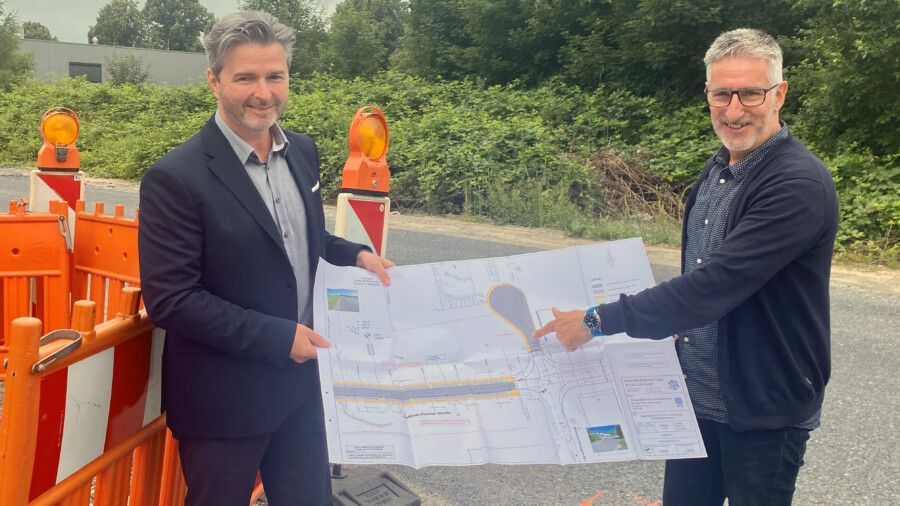WFG-Projektleiter Markus Netzel (links) und Bauleiter Michael Schiller stimmten jetzt letzte Details für den Straßenendausbau ab. (Foto: WFG - Ute Heinze)