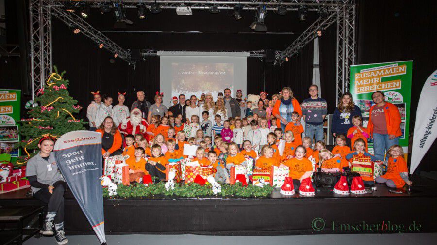 Der KSB Unna feierte heute mit rd. 160 Kindern aus den Bewegungskindergärten im Kreis Unna ein "Winter-Bewegungsfest". Das Bild zeigt einen Teil der Kinder nach der Bescherung durch den Nikolaus mit ihren Betreuerinnen und Betreuern. (Foto: P. Gräber - Emscherblog)