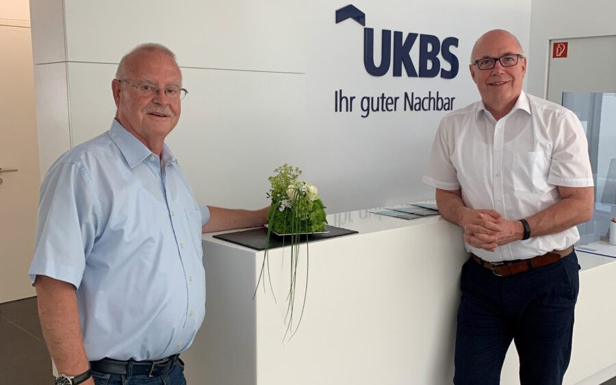 Matthias Fischer (re.), hier mit dem Holzwickeder Aufsichtsratsvorsitzenden Theo Rieke in der Geschäftsstelle in Unna, ist als Geschäftsführer der UKBS im Amt bestätigt worden. (Foto: UKBS)