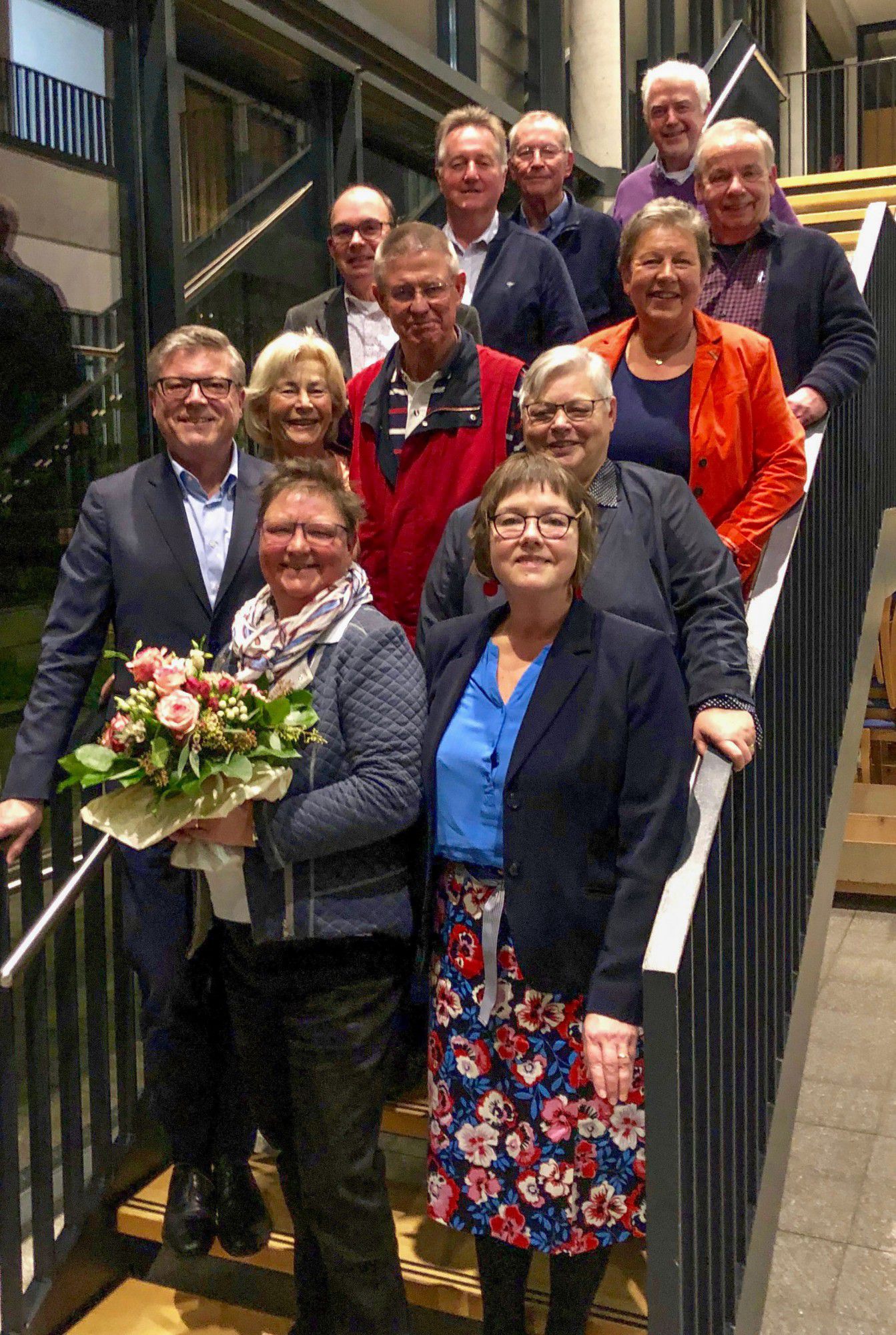 Der neue Vorstand und Ulla Pardemann (m. Blumen), die als langjährige Vizepräsidentin verabschiedet wurde. (Foto: privat)