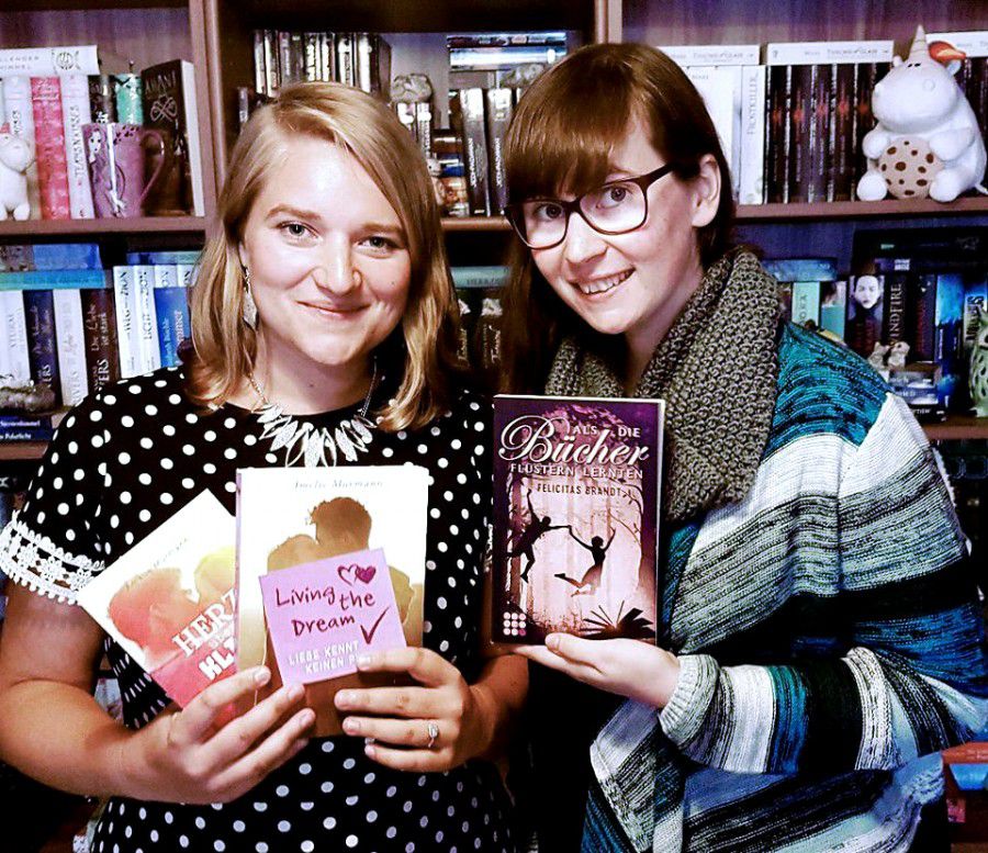 Lesen in der Gemeindebücherei aus ihren Büchern: die beiden Autorinnen Felicitas Brandt (r.) und Amelie Murmann. (Copyright: Felicitas Brandt und Amelie Murmann)