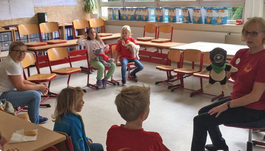 Bei ihrer Erkundung der Dudenrothschule lernten die Kinder am Samstag auch Mr. Mole, das Englisch-Maskottchen der Schule kennen. (Foto: privat)