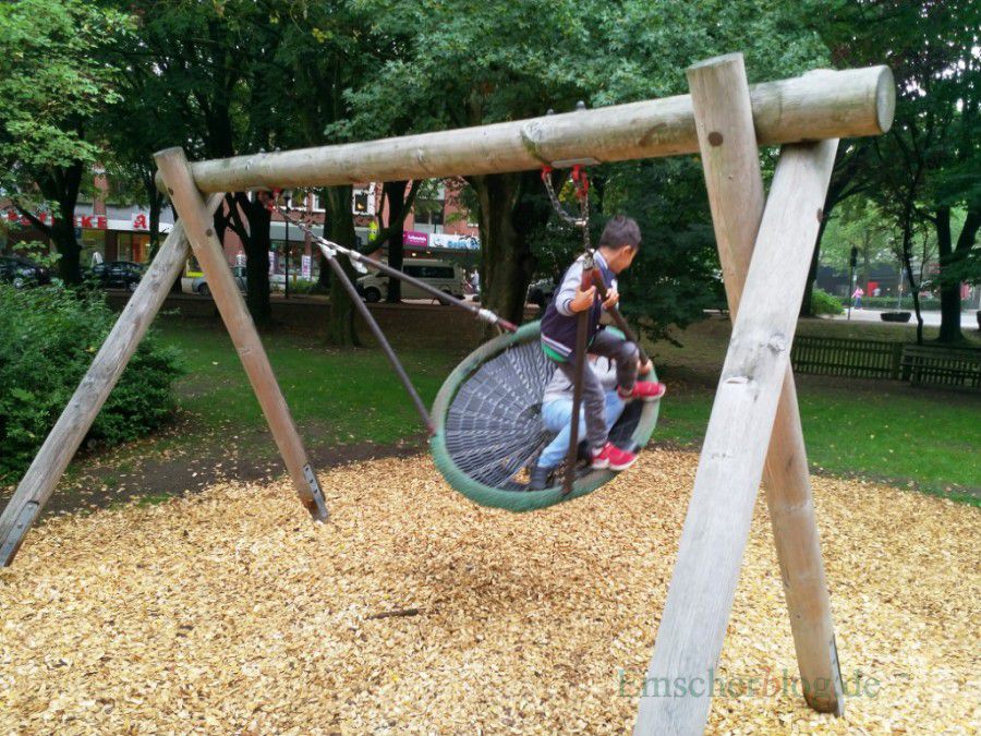 Der Mehrgenerationenspielplatz im Emscherpark wird mit einer Babyschauckel erweitert. (Foto: P. Gräber - Emscherblog.de)