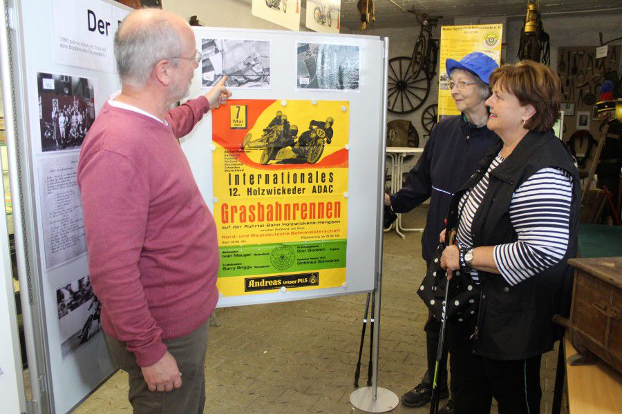 Andreas Heidemann erklärt zwei Besucherinnen der Ausstellung, wo genau die Ruhrtalbahn auf dem Truppenübungsplatz lag. (Foto: F. Brockbals)