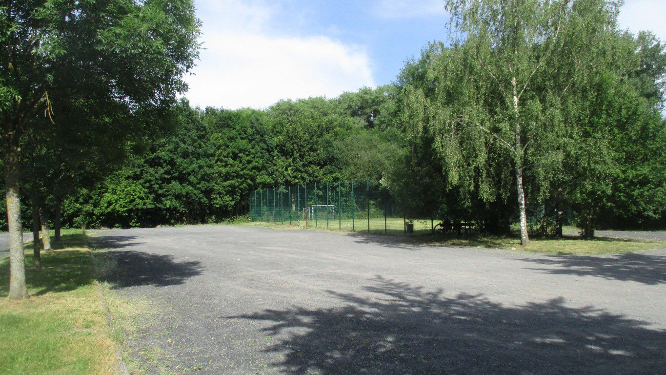 Um die Fläche mit dem Bolzplatz und einen Teil der Parkplätze geht es: Das Grundstück wird die Gemeinde dem HSC für ein Sportforum kostenlos überlassen. (Foto: P. Gräber - Emscherblog)