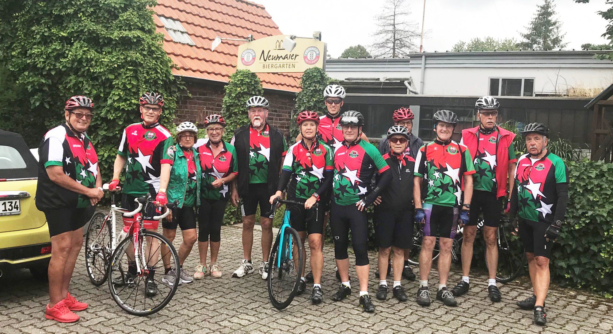 Die Radsportler des HSC vor dem Start in Xanten zu ihrer Trainingsrundfahrt. (Foto: privat)