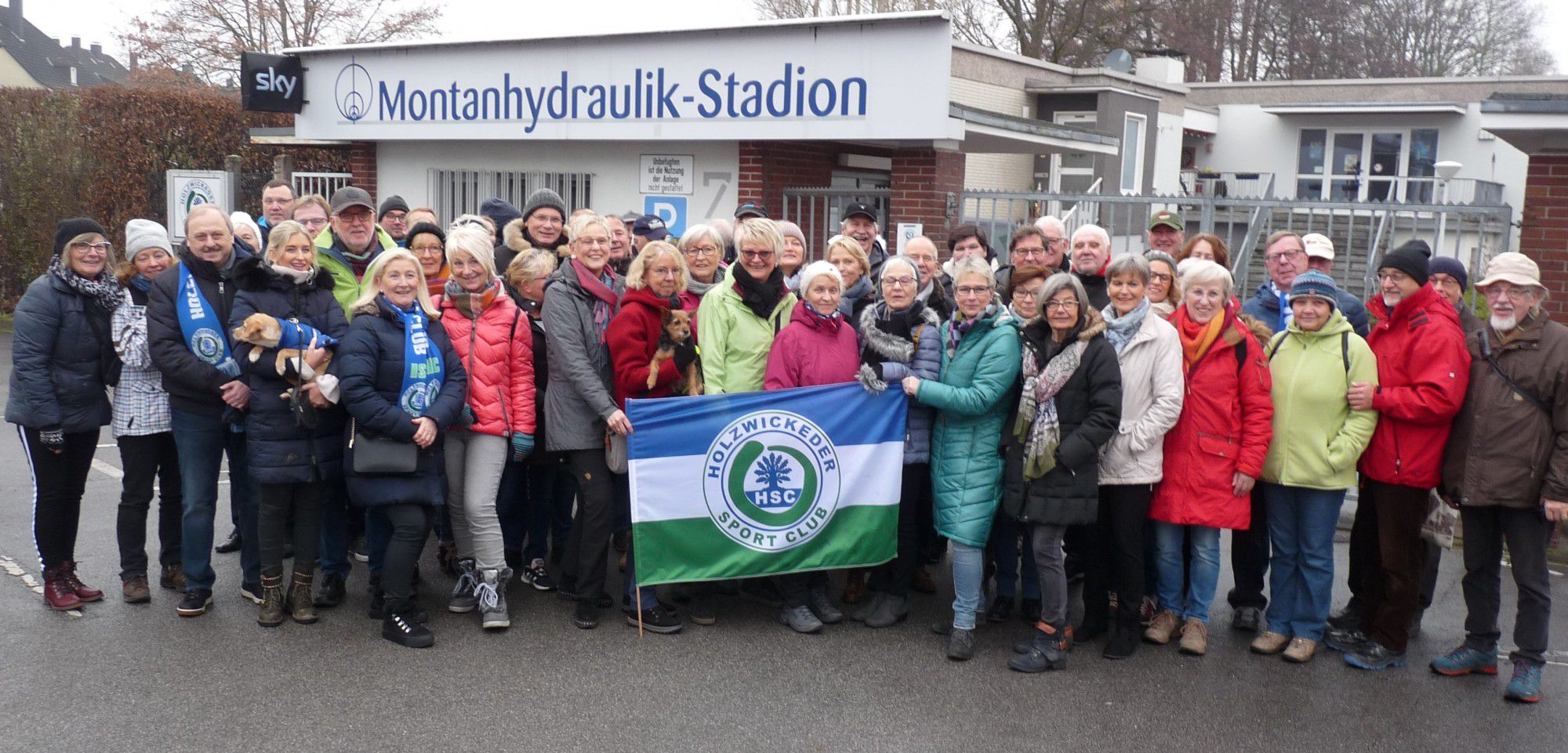 Die traditionelle Silvester-Wanderung des HSC war auch zu diesem Jahreswechsel wieder sehr beliebt: Vor dem Abmarsch am Montanhydraulik-Stadion stellten sich die Teilnehmer zum Gruppenfoto. (Foto: privat)