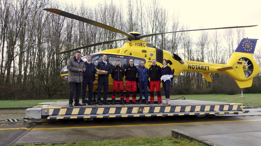 Landrat Mario Löhr (l.) dankte der Crew des Rettungshubschraubers „Christoph 8“ für ihre Arbeit. (Foto: St. Marien Hospital Lünen)