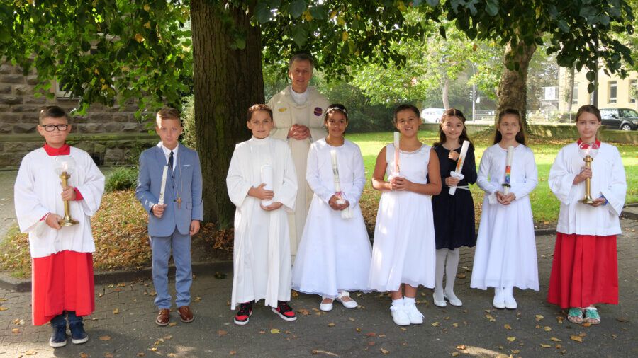 Die zweite Gruppe der Kinder, die am Samstag (18.9.) ihre Erstkommunion empfingen, mit Pfarrer Bernhard Middelanis und zwei Messdienern. (Foto: privat)