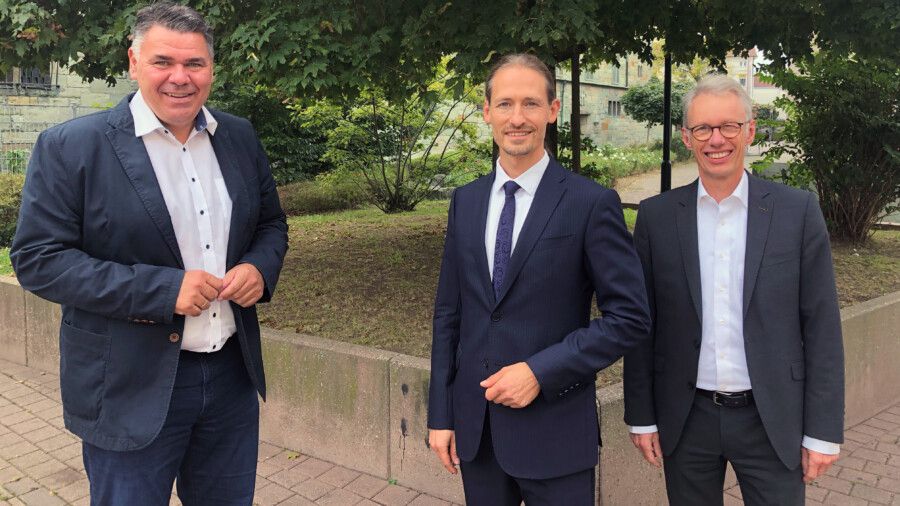 Von links: Landrat Mario Löhr mit den neuen Geschäftsführer Sascha Dorday und Dr. Michael Dannebom. (Foto: Anika Wetzlar WFG)