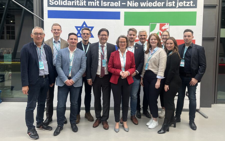 Das Foto zeigt MdL Ina Scharrenbach (roter Blazer), Marco Morton Pufke (l. daneben) mit den Delegierten aus Holzwickede und dem übrigen Kreis Unna. (Foto: CDU Kreis Unna)