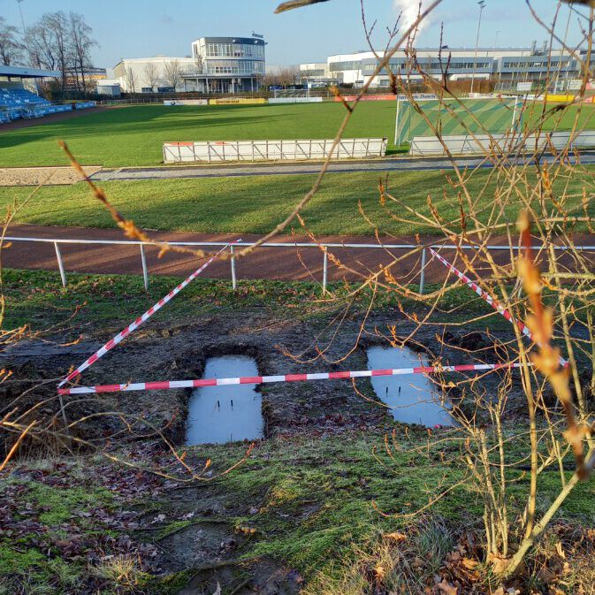 Das Foto zeigt das frisch gegossene Fundament für die neue Anzeigetafel im Montanhydraulik-Stadion.. (Foto: M. Golek)vat)