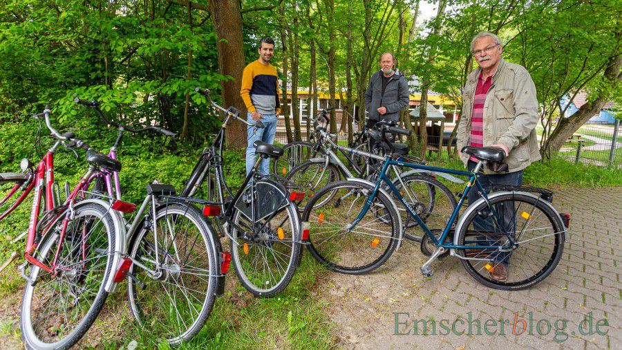 Wiedersehen nach 40 Jahren: Hajo Sprenger aus Bönen (r.) ließ es sich nicht nehmen, sein altes Fahrrad persönlich bei Friedhelm Klemp (M.) und Sharad an der Fahrrad-Werkstatt abzuliefern. (Foto: P. Gräber Emscherblog)
