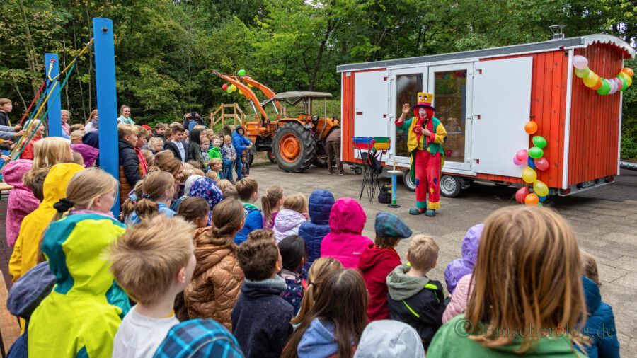 Der neue Bauwagen der Paul-Gerhardt-Schule wurde heute offiziell an die Schule übergeben. Zur Überraschung der Kinder reist auch ein waschechter Clown mit an. (Foto: P. Gräber - Emscherblog)