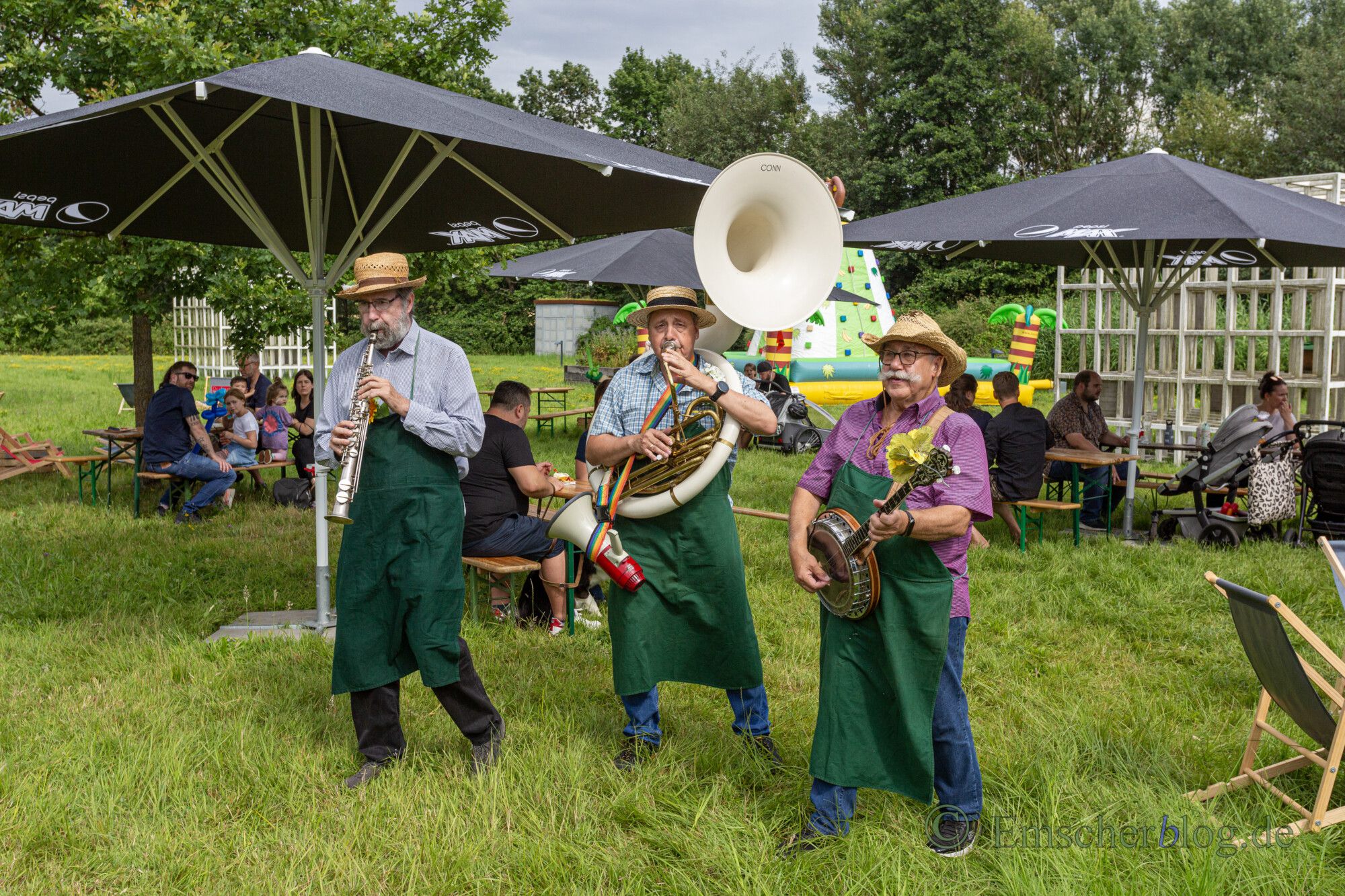 Die Walking Band "Singende Gärtner" ließen mit jazzigen Evergreens am Samstagnachmittag erst gar keine schlechte Stimmung aufkommen. (Foto: P. Gräber - Emscherblog)