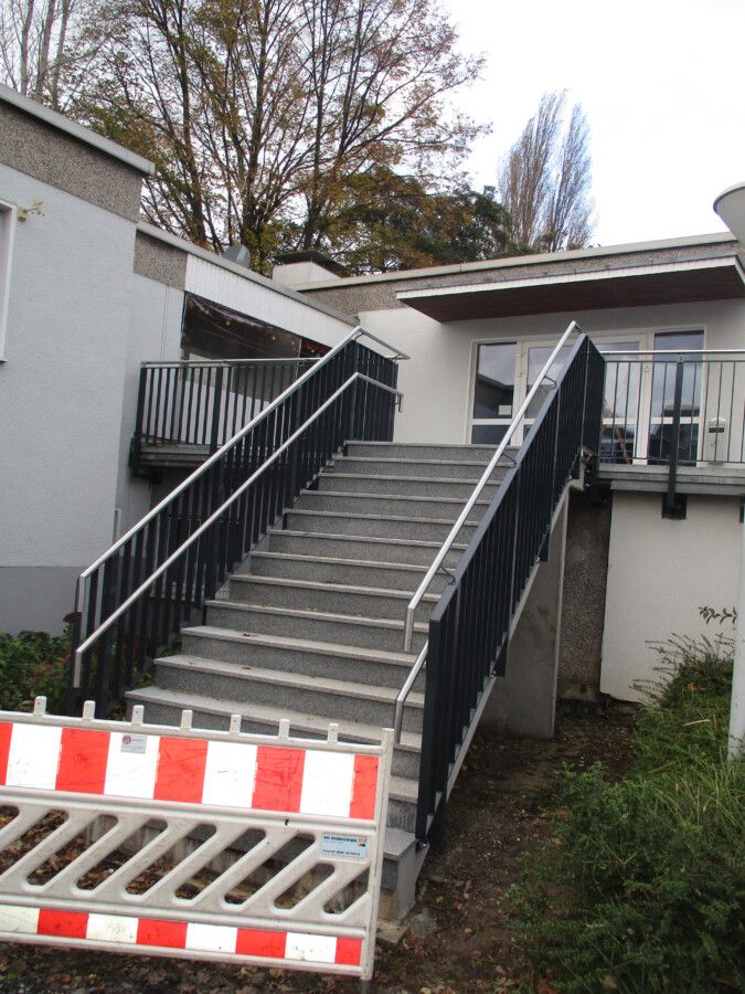 Nach zweieinhalb Jahren Bauzeit ist die neue Treppe am Sportheim derzeit noch immer mit einem Flatterband abgesperrt. (Foto: privat)