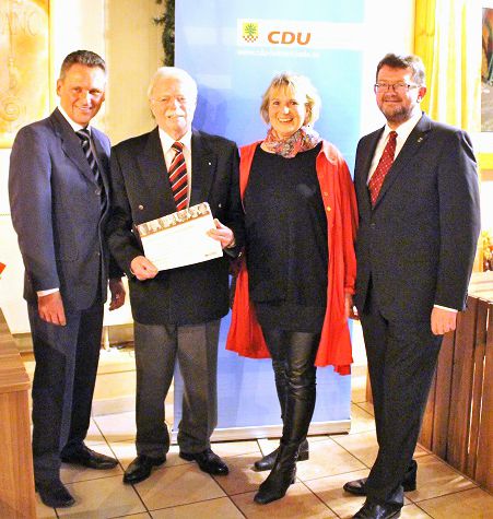 Rolf Kersting (2.v.l.), hier mit der stv. Parteivorsitzenden Sabine Schulz-Köller, wurde für 40-jährige Mitgliedschaft in der CDU geehrt von CDU-Fraktionschef Frank Markowski (l.) und dem Partevorsitzenden Frank Lausmann. (Foto: privat)