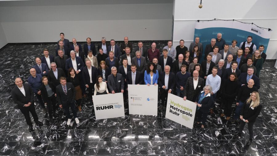Die Vertreter der 53 Kommunen unterzeichneten gestern in Essen die Erklärung zur Bildung eines gemeinsamen H2-Klimaschutznetzwerkes. (Foto: RVR)