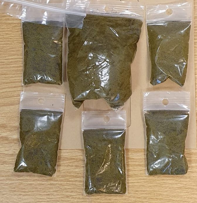 Von wegen orientalische Gewürze: Diese Päckchen mit einem Drogengemisch stellten die Beamten bei dem 21-Jährigen sicher. (Foto: Bundespolizei)