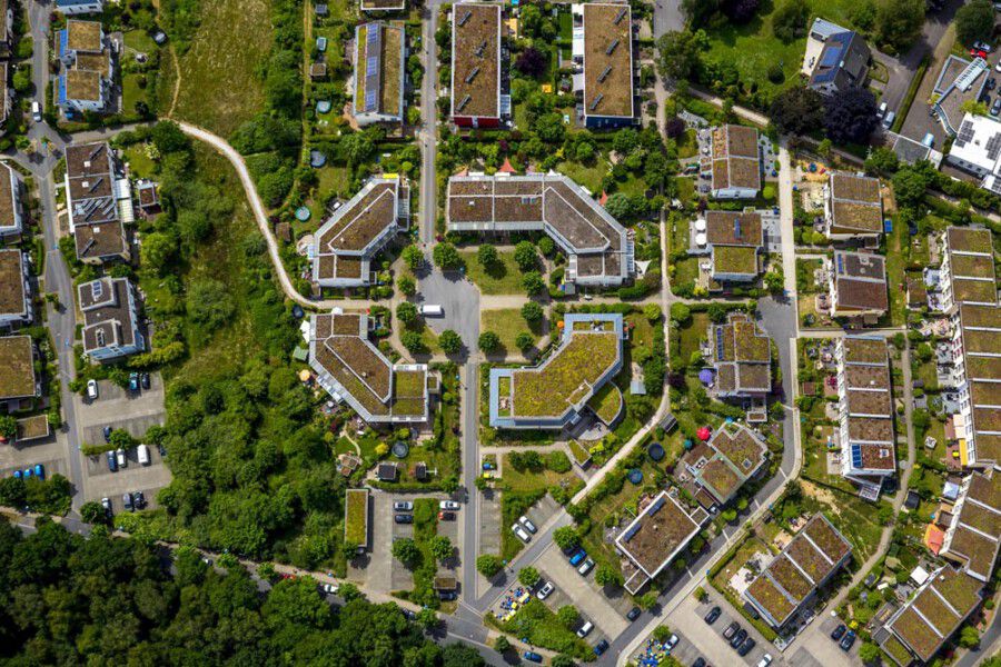 Das Luftbild zeigt die Ökosiedlung Goldammerweg und Kiebitzweg mit Dorfplatz in Schwerte. (Luftbild: Hans Blossey - Kreis Unna)