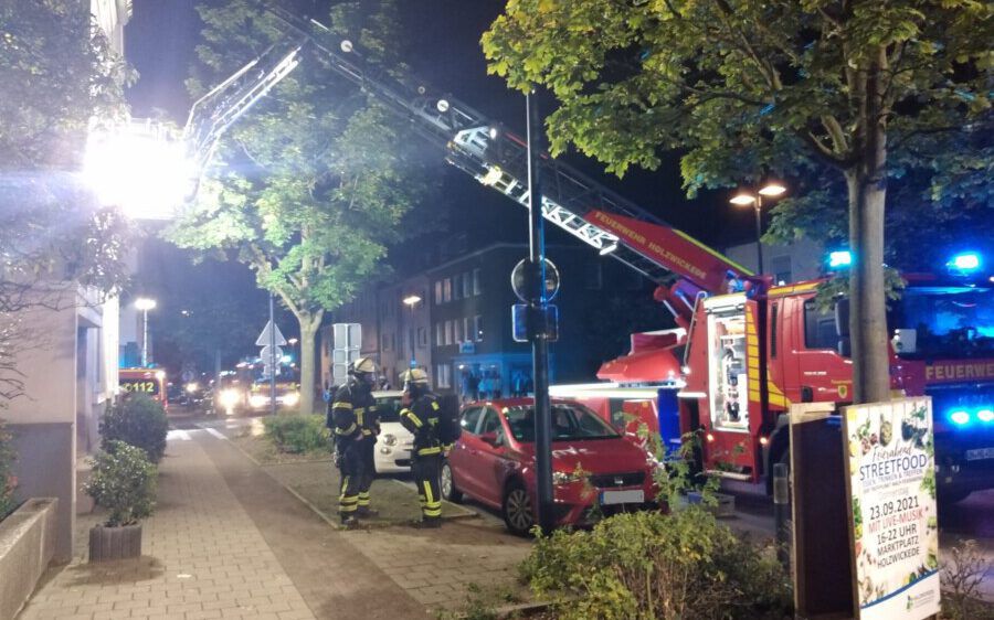 Freitagabend (17.9.) gegen 21.30 Uhr rückte die Freiwillige Feuerwehr der Gemeinde zur Nordstraße aus, weil der Rauchmelder in der Wohnung eines Gebäudes neben der Nordschule ausgelöst hatte. Gebrannt hat es in der Wohnung glücklicherweise nicht. (Foto: F. Brockbals - Emscherblog)