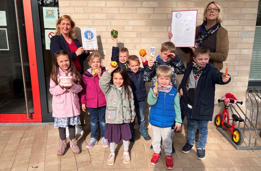 Das AWO-Familienzentrum erhielt die Auszeichnung "Kita mit Biss" verliehen. Darüber freuen sich die Kinder ebenso wie die Leiterin Anja Specke (l.) und Heike Reimann (r.) vom Zahnärztlicher Dienst Kreis Unna.