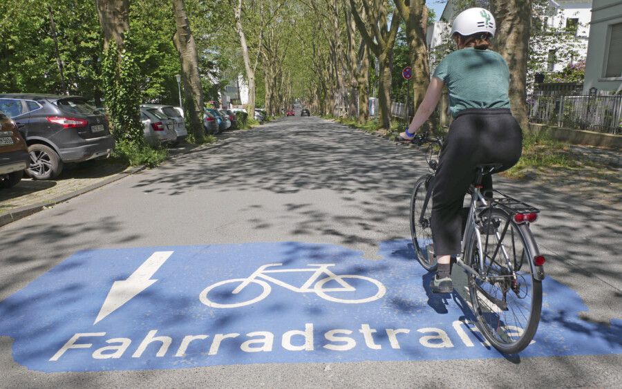 Das Radverkehrskonzept des Kreises Unna ist beschlossen. Das Radwegenetz soll weiter ausgebaut werden. dazu gehören auch Fahrradstraßen wie hier die Platanenallee in Unna. (Foto: Birgit Kalle – Kreis Unna)